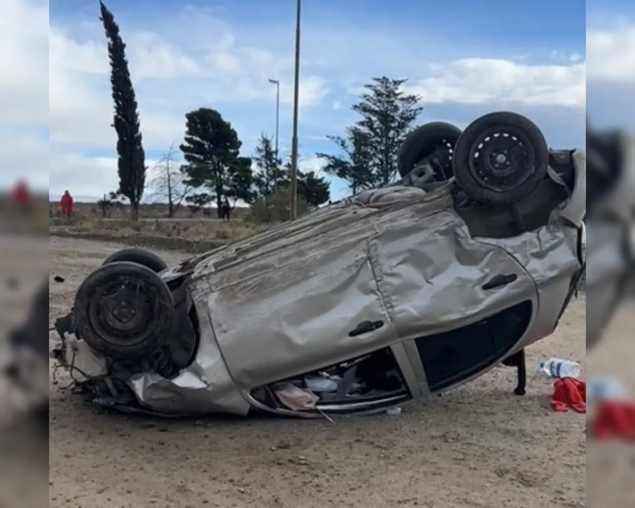 Auto volcado sobre ruta 25