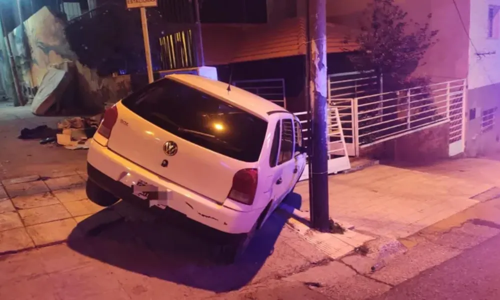Auto incrustado en una vivienda