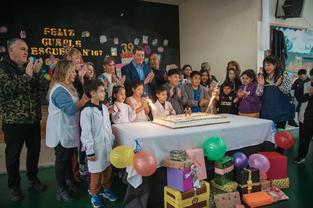 El intendente Biss acompañó el acto por el 39° aniversario de la Escuela N° 167