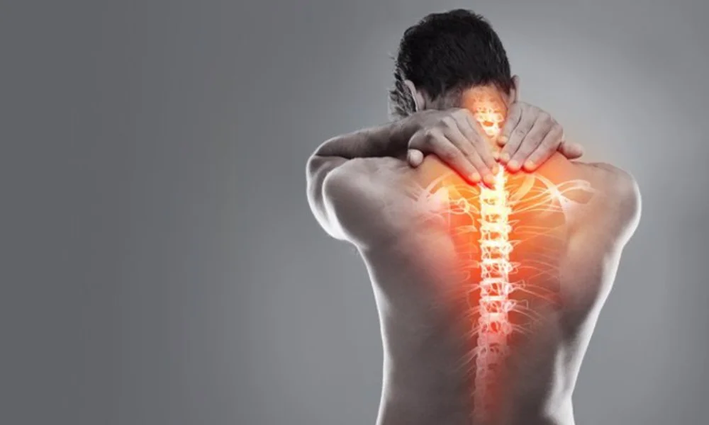 La espondiloartritis axial es una afección inflamatoria crónica que afecta la columna vertebral.