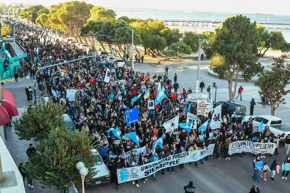 Marcha por la educación pública en Puerto Madryn