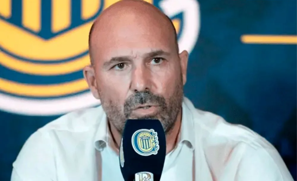 El presidente canalla respaldó a Jorge Almirón, cuestionó a quienes apuntan contra el club.