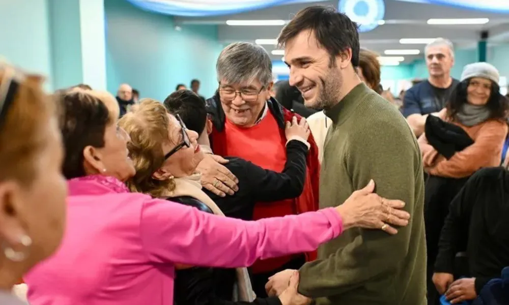 Torres junto a adultos mayores