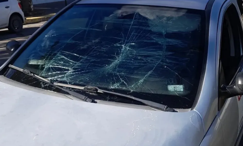 Auto con parabrisas roto