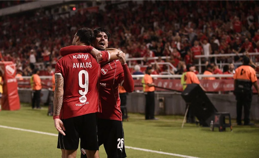 La noche arrancó con silbidos a la dirigencia y terminó con dos goles en seis minutos.