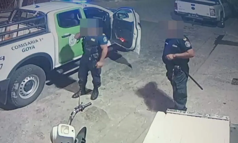 Policías atropellan cuatro veces a un hombre
