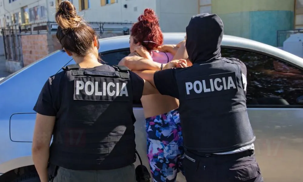 Demorada en Trelew. Imagen reeditada con IA por #LA17