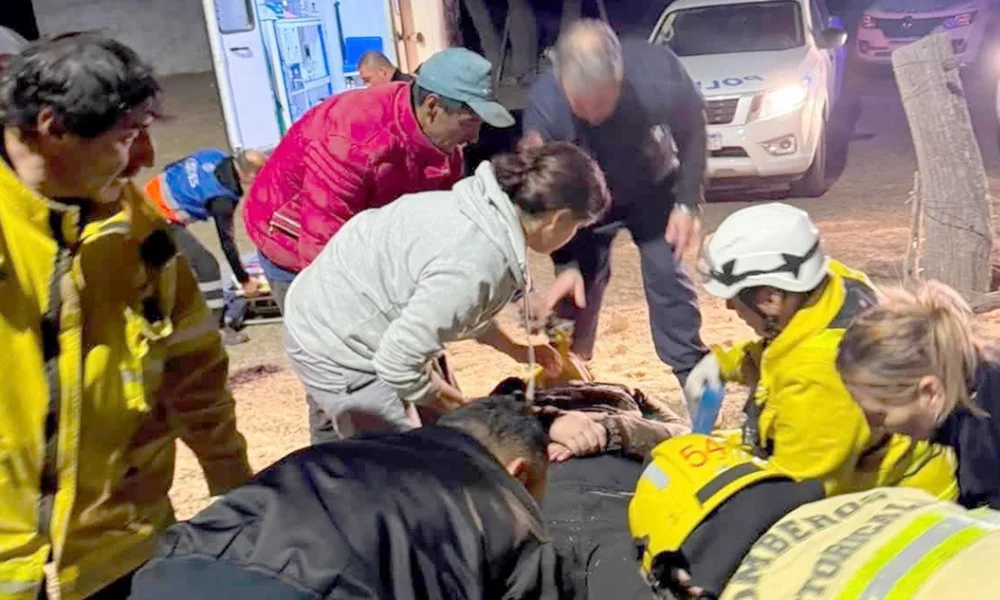 Sacan a un joven del fondo de un pozo