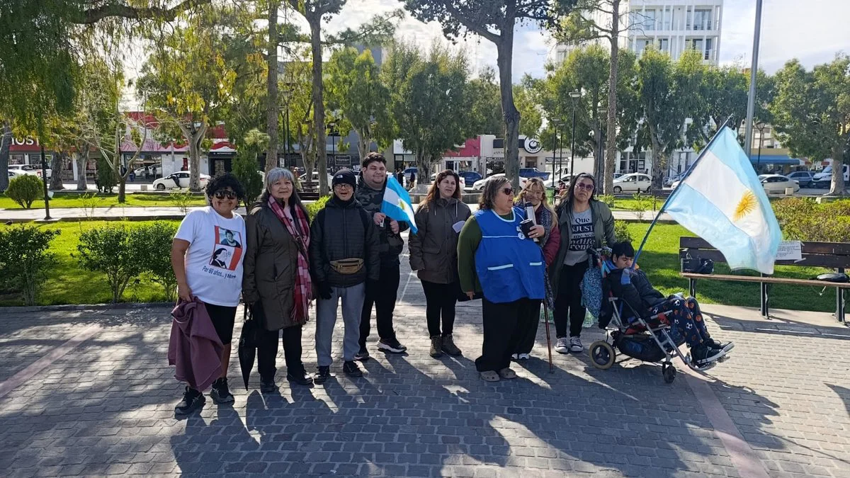 Concentración en la plaza para pedir la prórroga de la ley de discapacidad