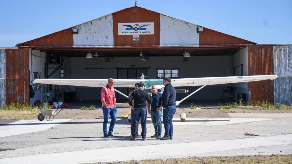 El intendente junto a la comisión directiva del aeroclub.