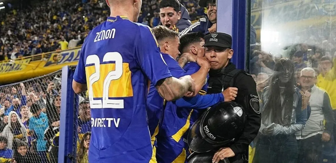 Los jugadores de Boca festejaron con un policía 