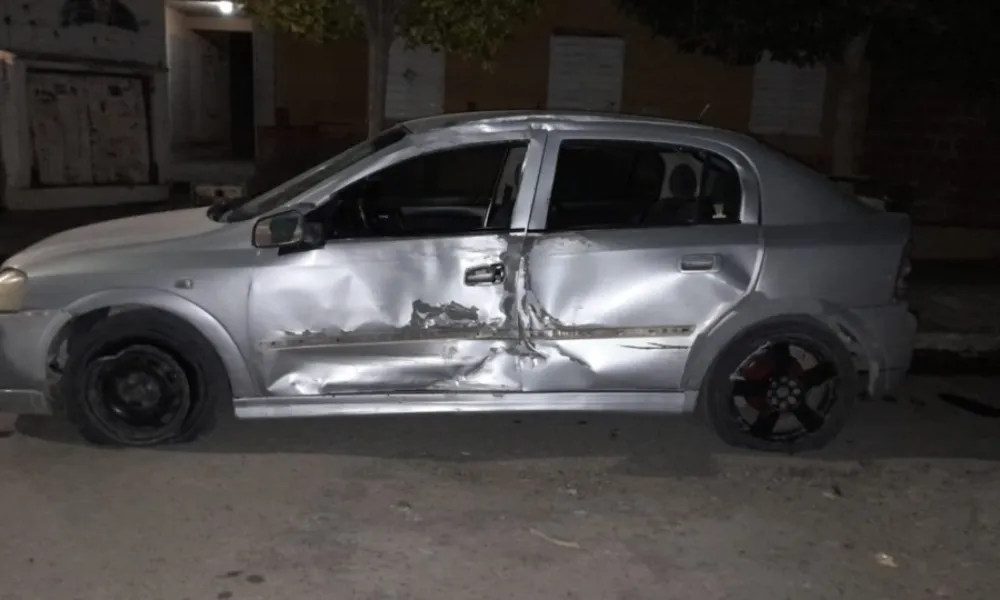 Chevrolet Astra chocado contra un poste