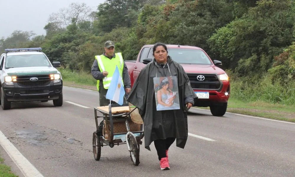 Mariana Aranda camina por las rutas de Salta en busca de justicia. Foto Info Multimedios Mosconi