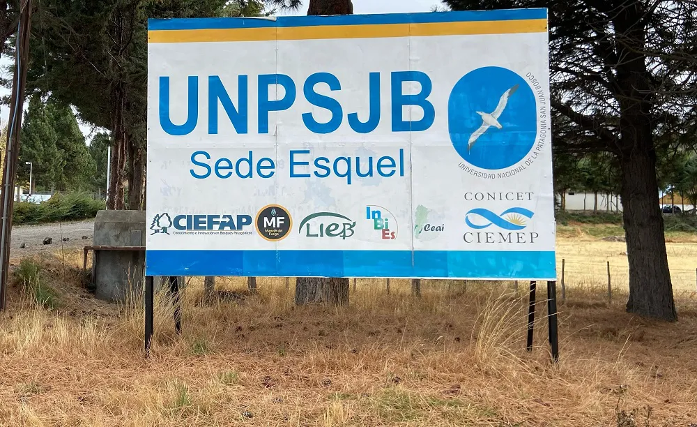 Cartel universidad Sede Esquel