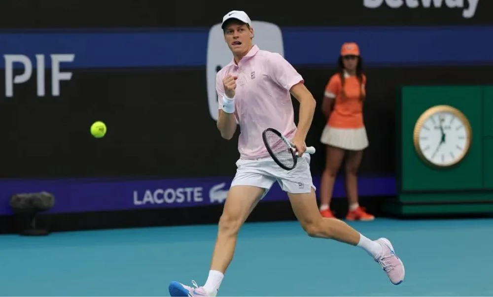 El italiano cerró un mes perfecto con otro título grande y achica la distancia con Alcaraz.