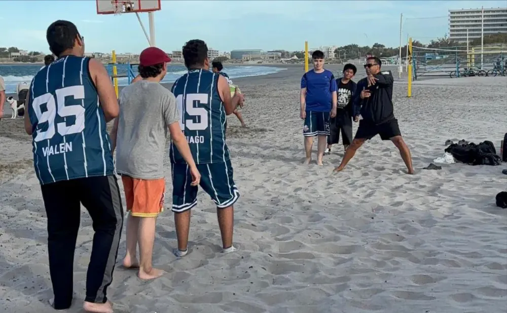 La ciudad inició un programa deportivo para jóvenes con actividades en la playa