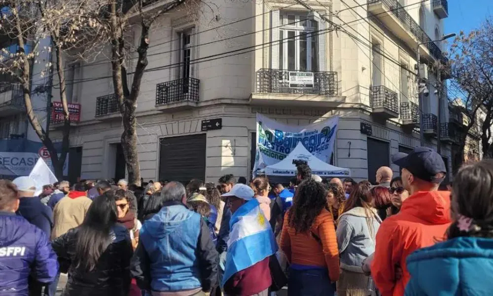 Militantes fuera del departamento de Cristina
