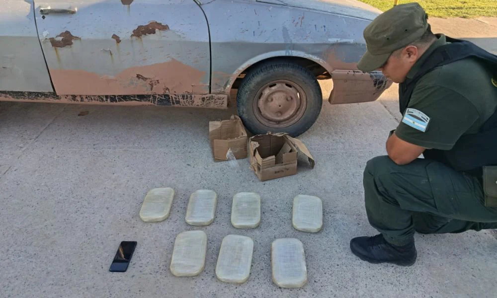 Hallan más de 7 kilos en un auto