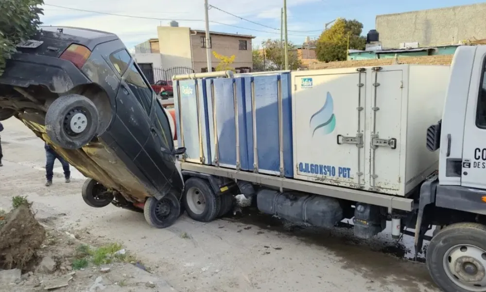 Auto colgado del poste de luz