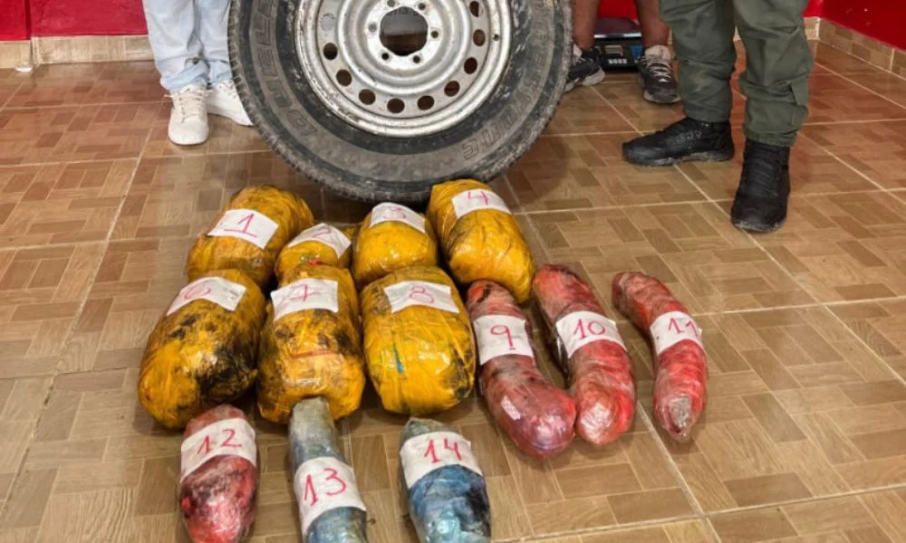 Un prófugo transportaba 10 kilos de droga en la rueda de auxilio