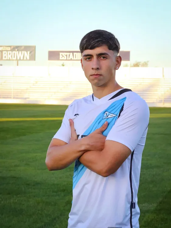 Luca Miroglio, mediocampista de 20 años, llega tras su paso por la CAI.