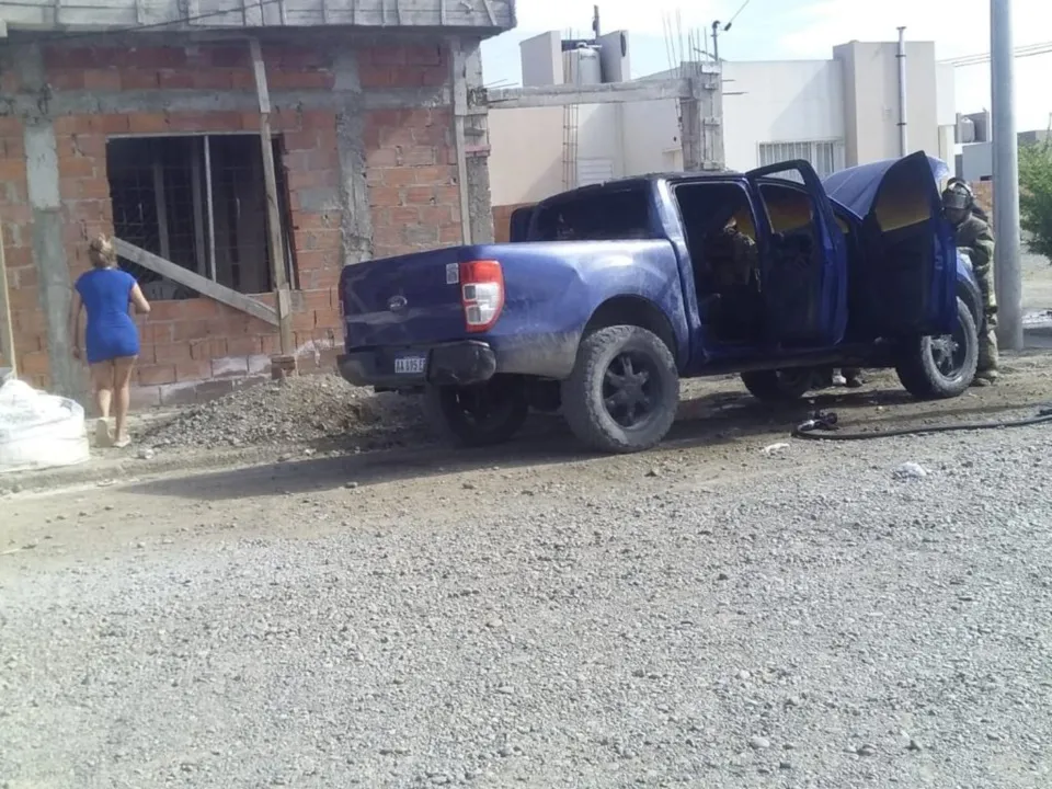 La camioneta Ford Ranger incendiada intencionalmente.