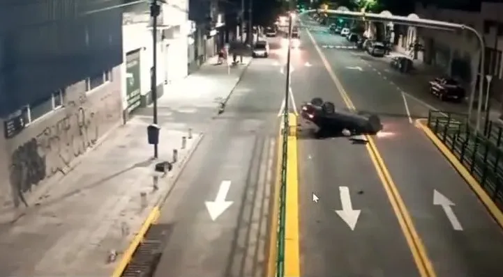 TOMARON Y CHOCARON CON VUELCO INCLUIDO: SE FUERON CAMINANDO