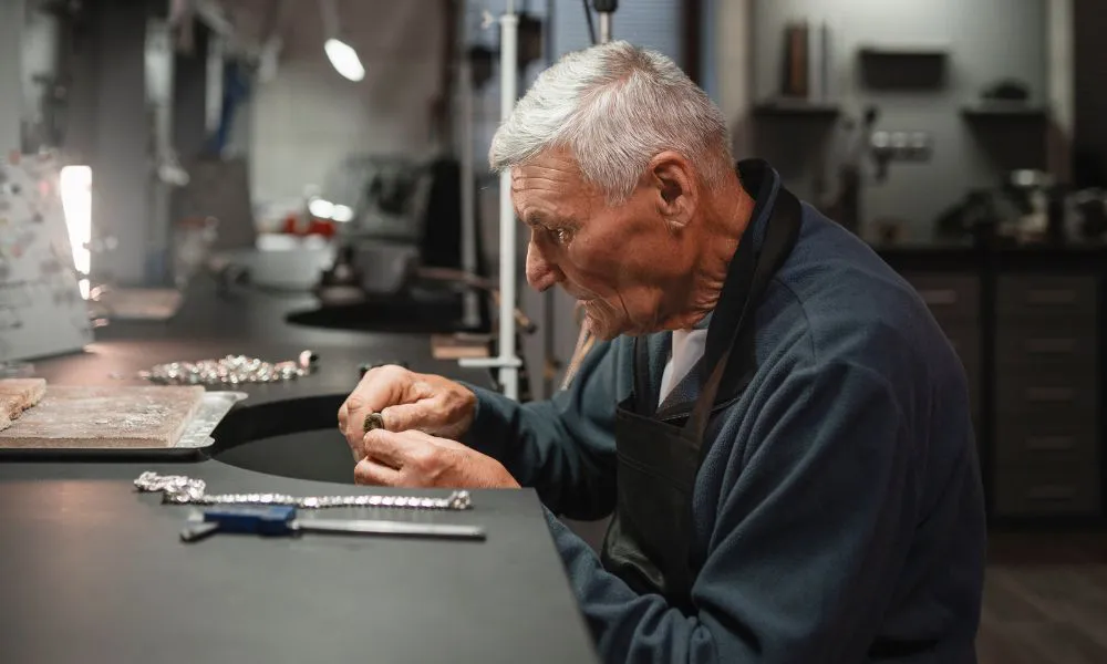 Jubilado trabajando en taller foto ilustrtiva Freepik