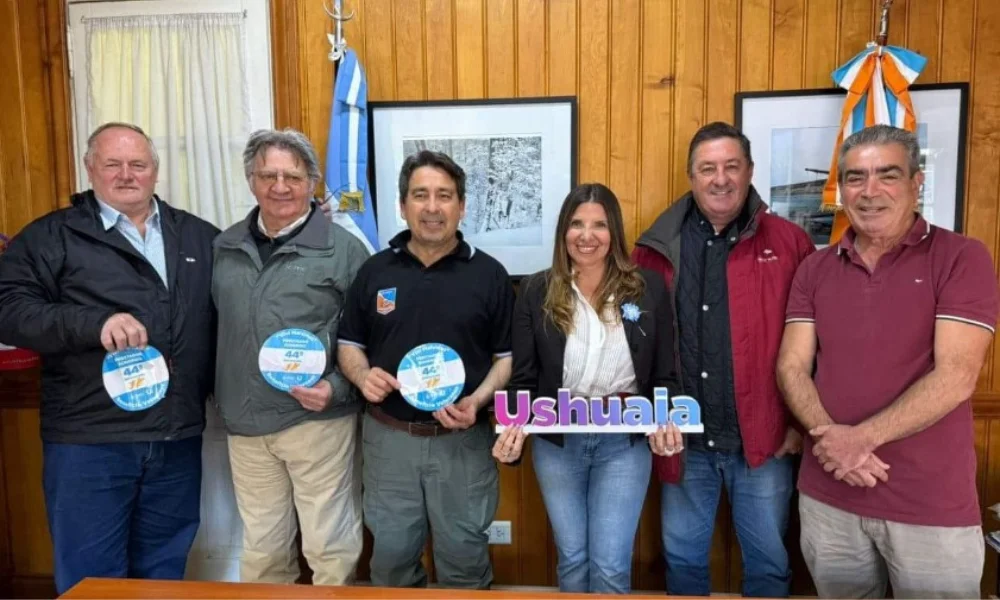 La propuesta apunta a combinar reconocimiento simbólico con acceso real a actividades dentro de la ciudad.