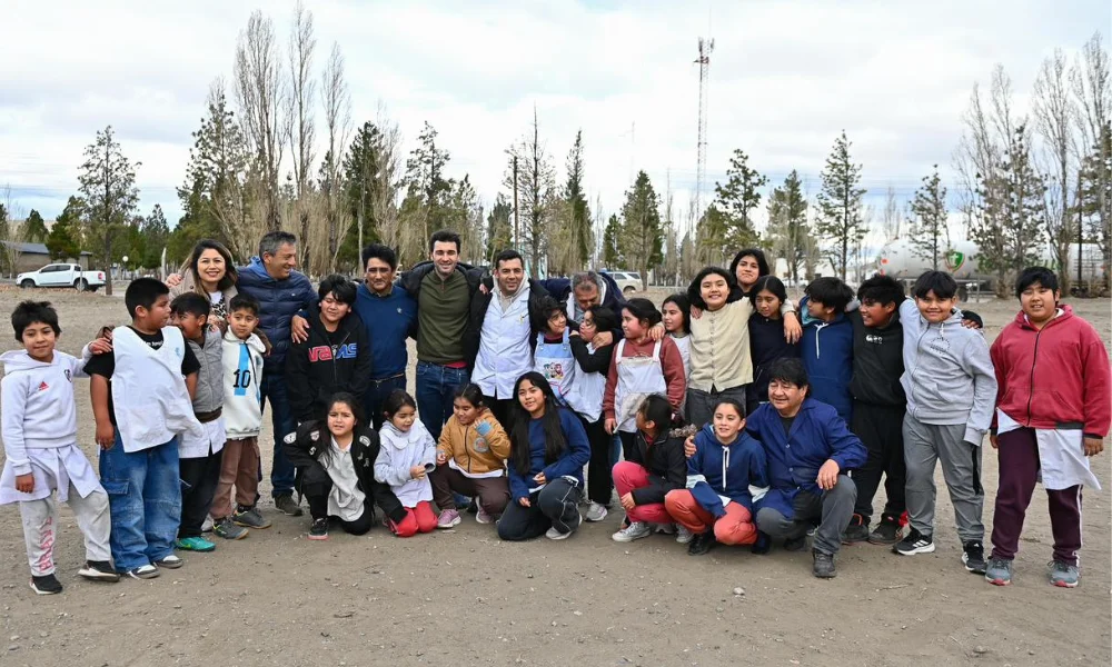 El gobernador Torres con alumnos 