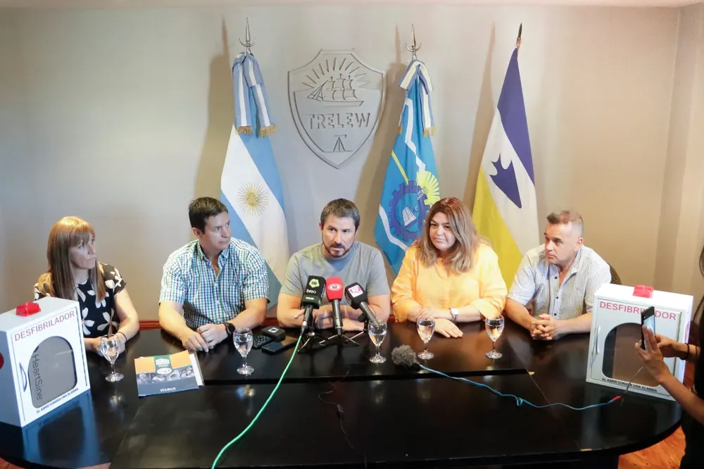 El IAS entrego desfibriladores al municipio