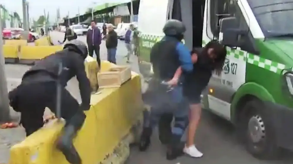 una-mujer-le-quito-el-arma-a-un-guardia-en-medio-de-un-procedimiento-policial-en-chile-y-comenzo-a-disparar-1778537