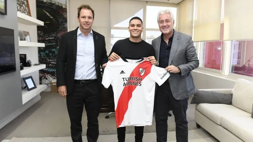 Juan Fernando Quintero firmó su contrato.
