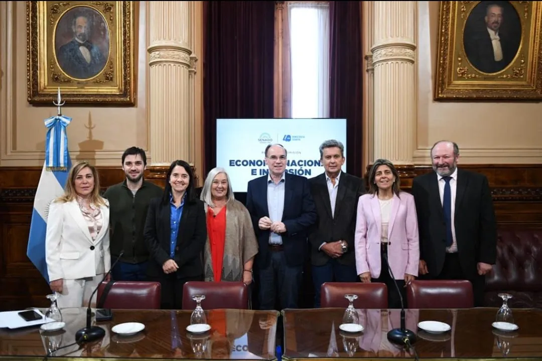 Ignacio-Torres-con-Edtih-Terenzi-en-el-Senado-de-la-Nacion
