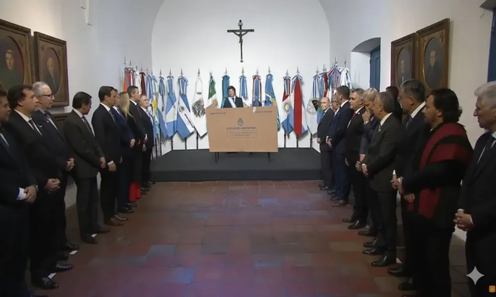 Milei pacto de mayo editado con urna electoral