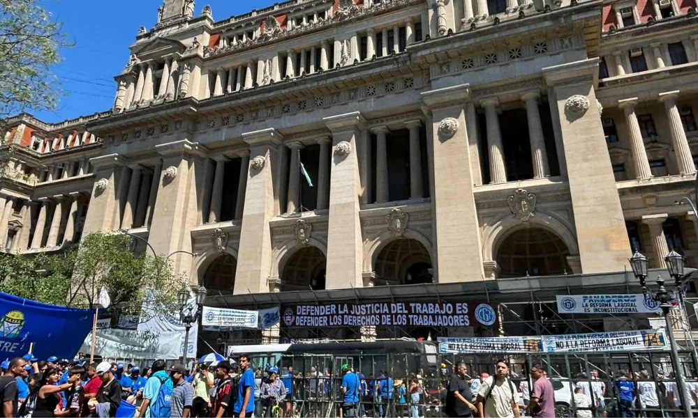 El reclamo judicial solicita la impugnación total de la Ley de Modernización Laboral.