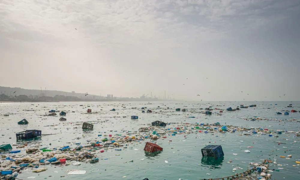 Residuos plásticos en el mar imagen ilustrativa generada por LA17
