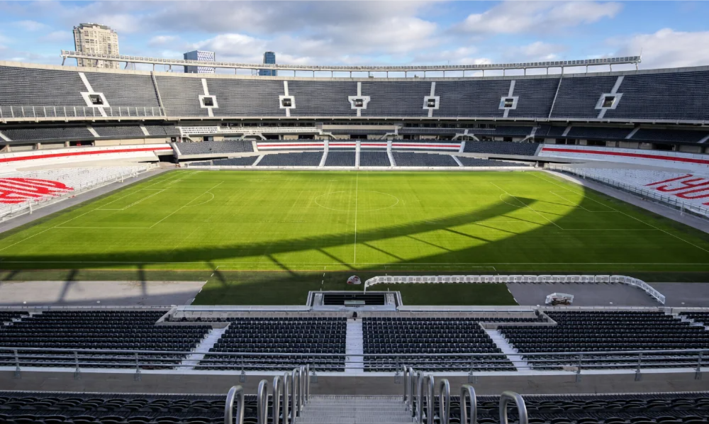 A horas del River-Boca, el campo aparece irregular y obliga a los dos equipos a pensar.