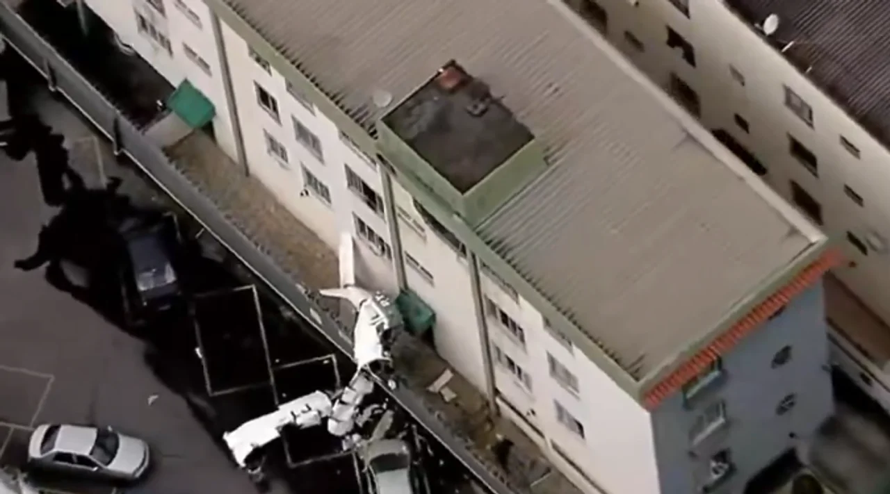 Avioneta se estrelló contra un edificio