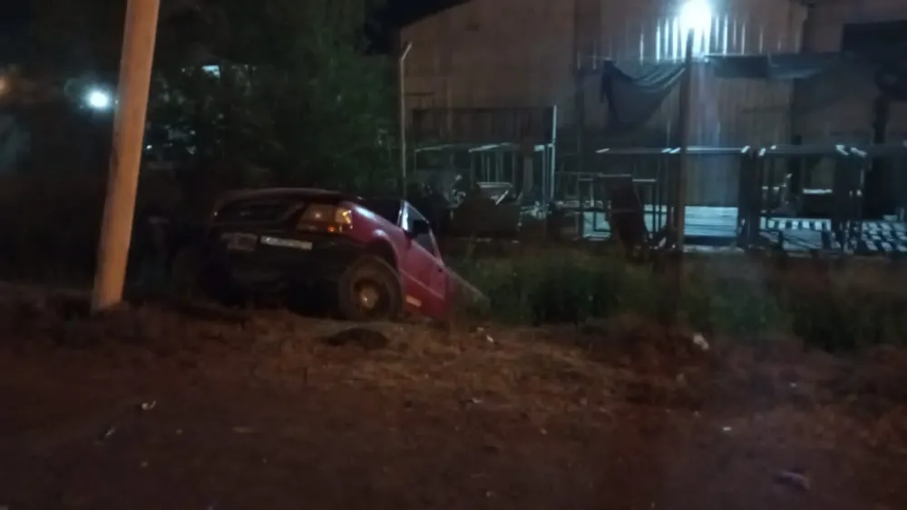 Camioneta en el zanjón luego del choque