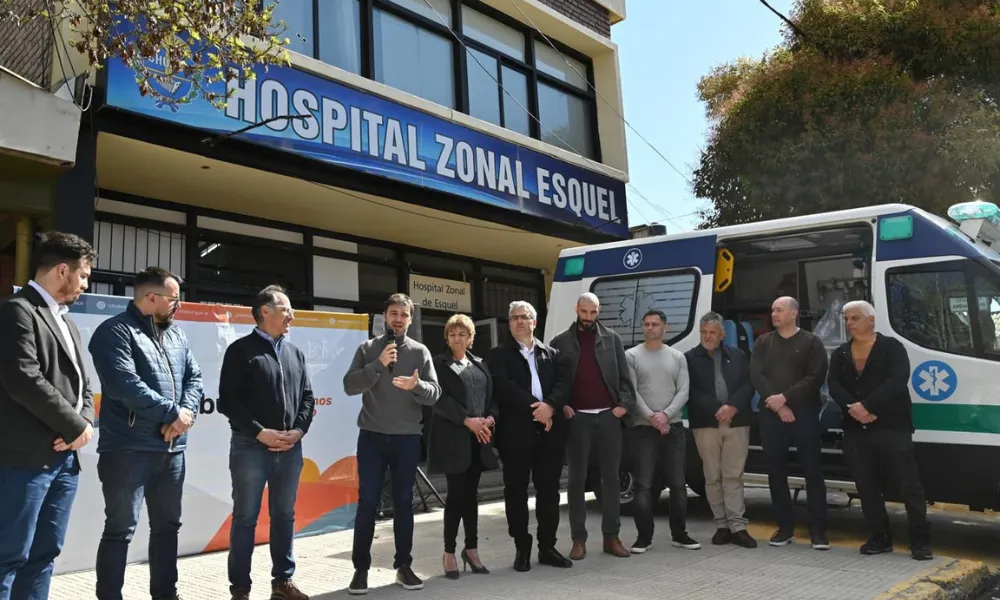 El gobernador entrego 2 ambulancias en Esquel