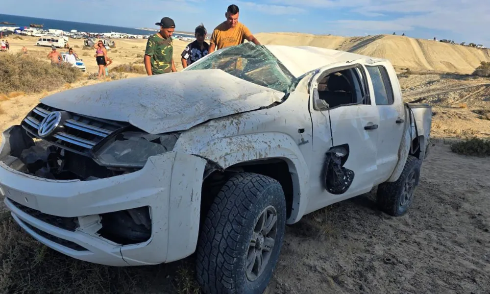 Camioneta VW Amarok volcada