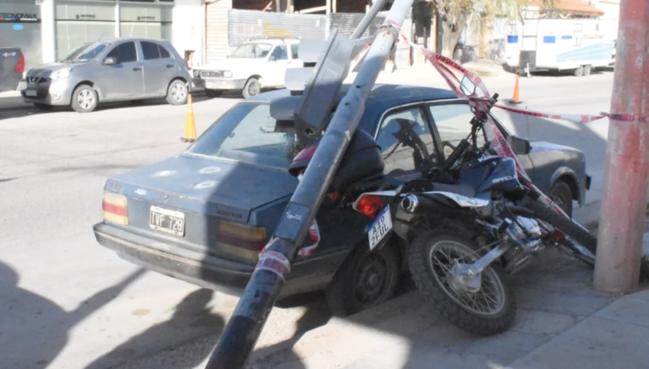 se cayó un semáforo sobre un auto