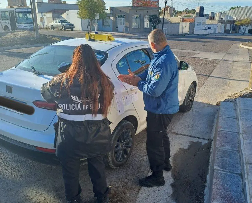 Taxi secuestrado por personal policial