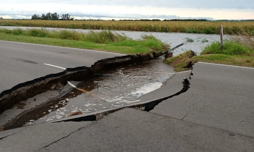 Socavon en Ruta 10 de Cordoba