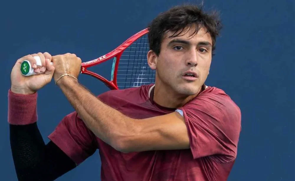 El joven tenista logró su mejor triunfo en el circuito y avanzó a semifinales.