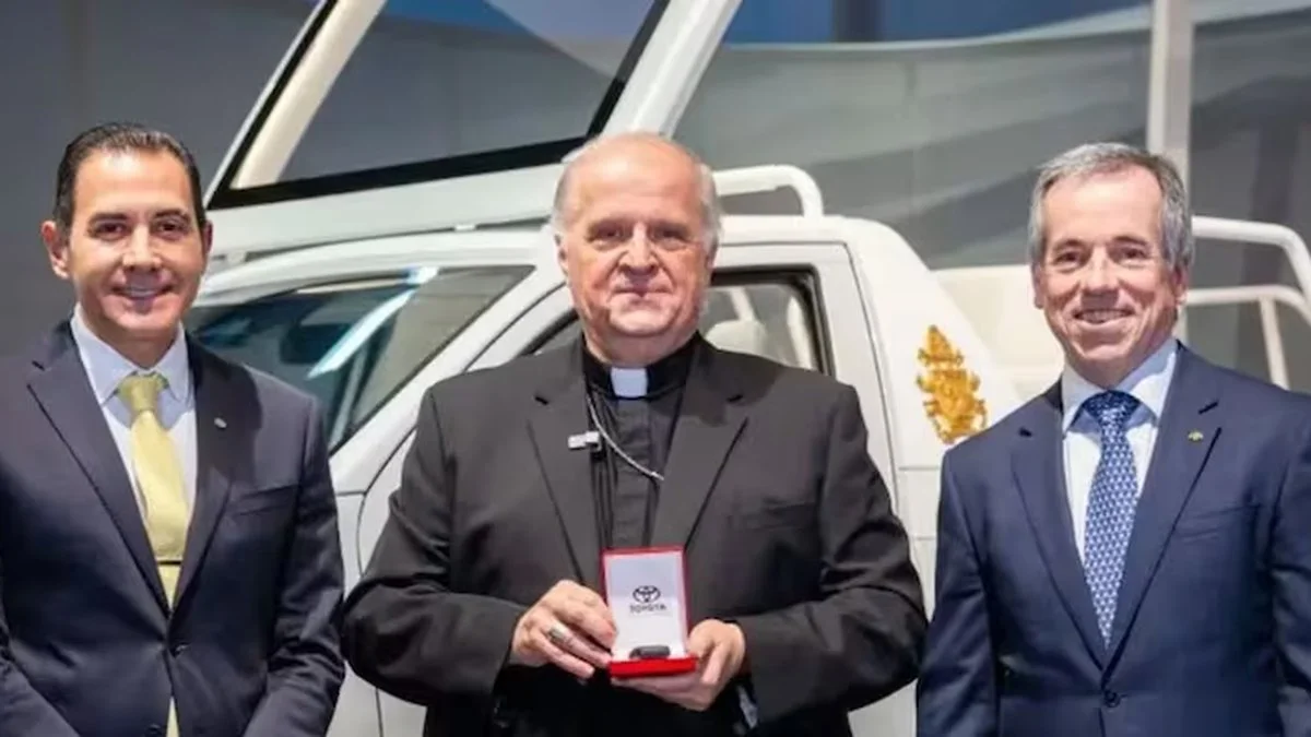 Entrega de Papamóvil
