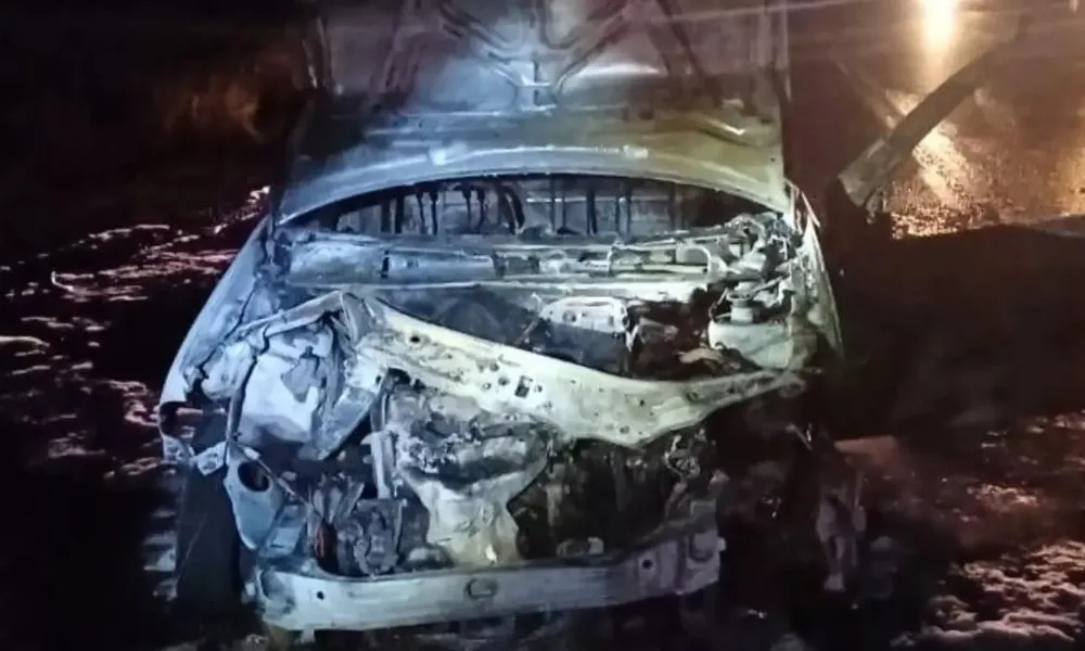 Camioneta totalmente calcinada