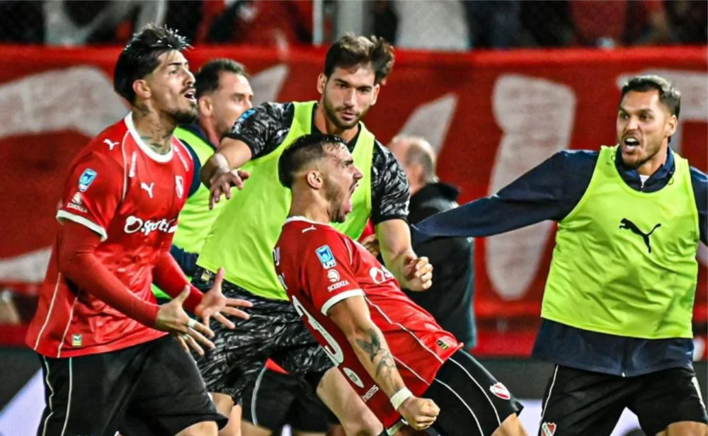 Unión parecía liquidarlo en Avellaneda, pero el Rojo reaccionó en un segundo tiempo frenético.