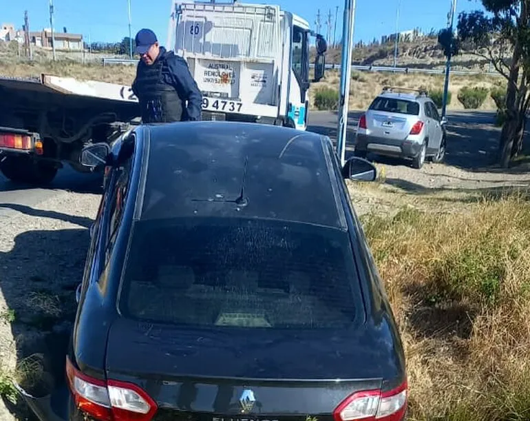 Auto siendo remolcado